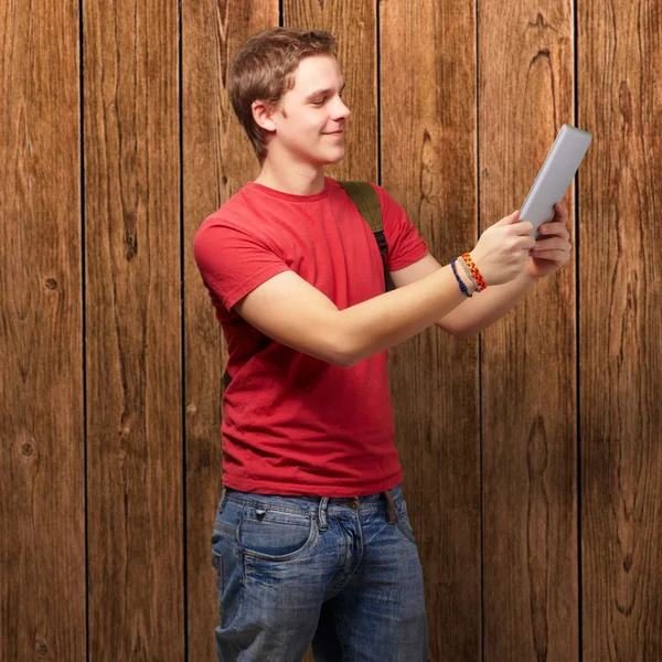 Hombre casual sosteniendo tableta digital — Foto de Stock