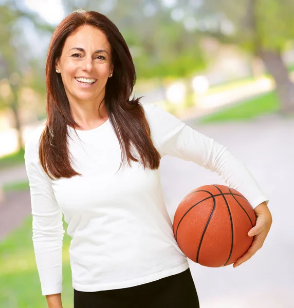 Kobieta gospodarstwa koszykówki — Zdjęcie stockowe
