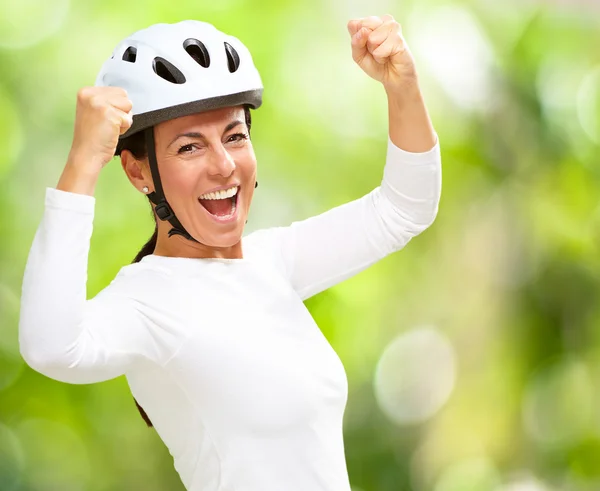 Mulher usando capacete torcendo — Fotografia de Stock