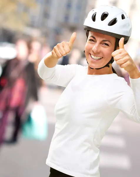 Mujer usando casco mostrando el pulgar hacia arriba —  Fotos de Stock