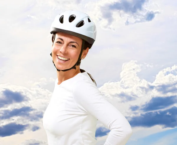 Frau trägt Helm mit Hand auf Hüfte — Stockfoto