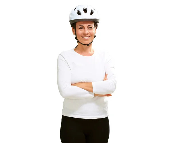 Женщина в шлеме со сложенными руками — стоковое фото