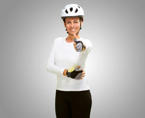 Frau mit Helm zeigt Daumen hoch — Stockfoto