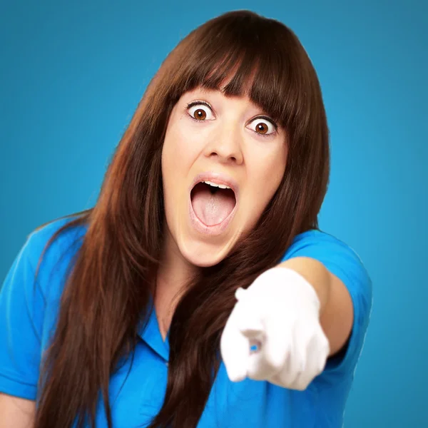 Woman screaming and pointing finger — Stock Photo, Image