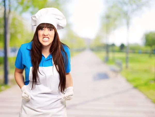 Portrait d'une cuisinière serrée — Photo