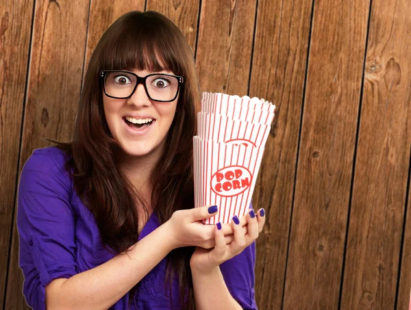 Alkalmi nő Popcorn tárolója — Stock Fotó