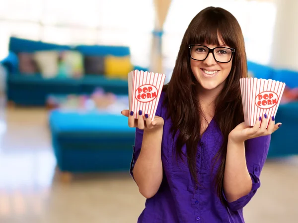 Donna casuale che tiene il contenitore del popcorn — Foto Stock
