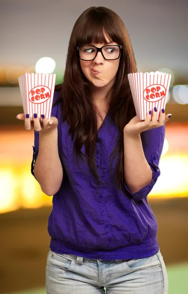 Retrato de una chica joven haciendo cara —  Fotos de Stock