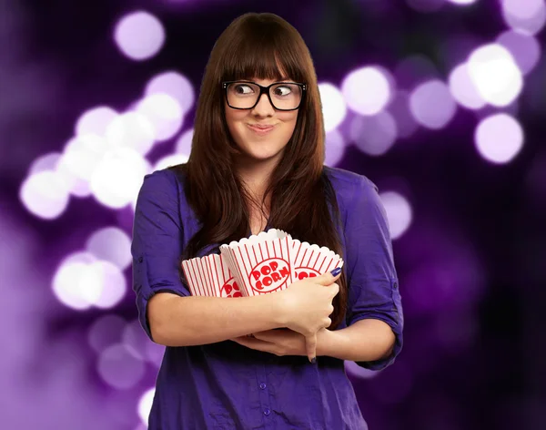 Kvinna innehav Tom popcorn packet — Stockfoto