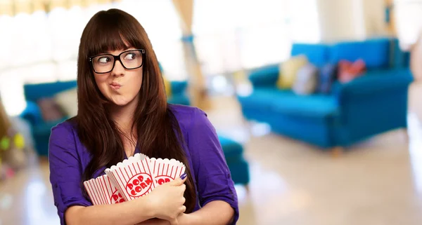 Girl Holding Empty Popcorn Packet — Stock Photo, Image