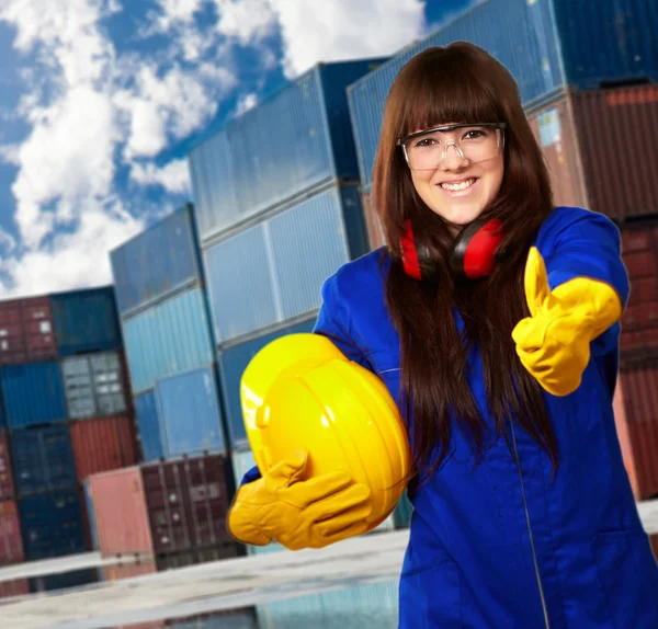 Portret van een jonge vrouwelijke werknemer — Stockfoto