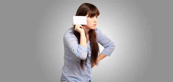 Retrato de una chica sosteniendo papel y triste —  Fotos de Stock