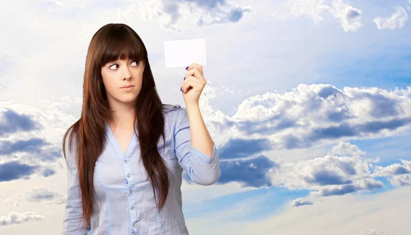 Retrato de uma menina segurando papel — Fotografia de Stock