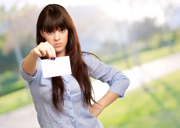 Porträt eines Mädchens, das hält und wütend ist — Stockfoto