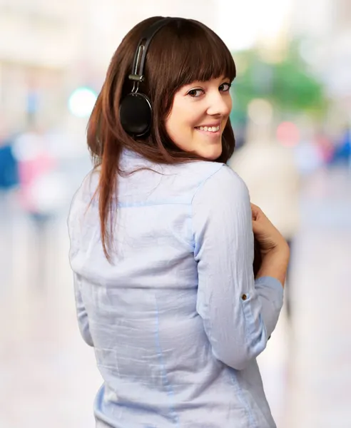 Gelukkige vrouw dragen hoofdtelefoon — Stockfoto