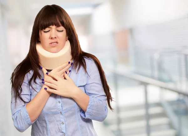 Vrouw dragen neckbrace — Stockfoto