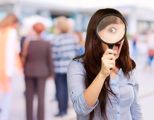 Mujer sosteniendo lupa —  Fotos de Stock