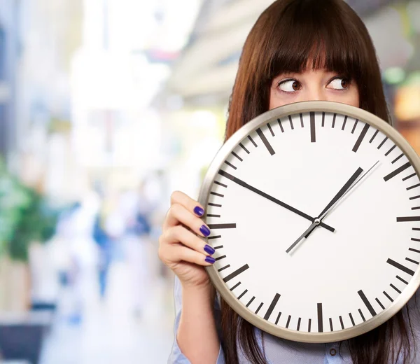 A Young Girl Holding A Clock — Stock Photo, Image