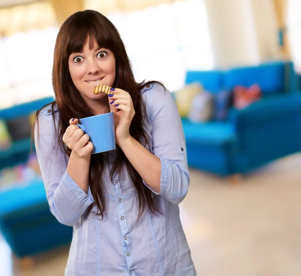 Vrouw met koffie en koekjes — Stockfoto