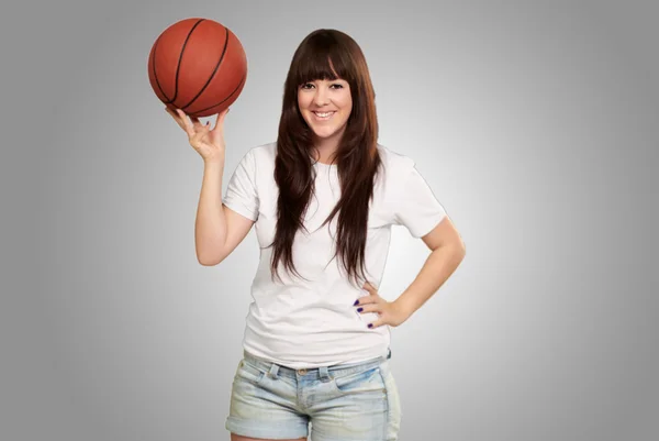 Retrato de una joven mujer con una pelota de fútbol — Foto de Stock