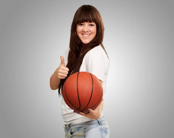 Retrato de una joven mujer con una pelota de fútbol — Foto de Stock