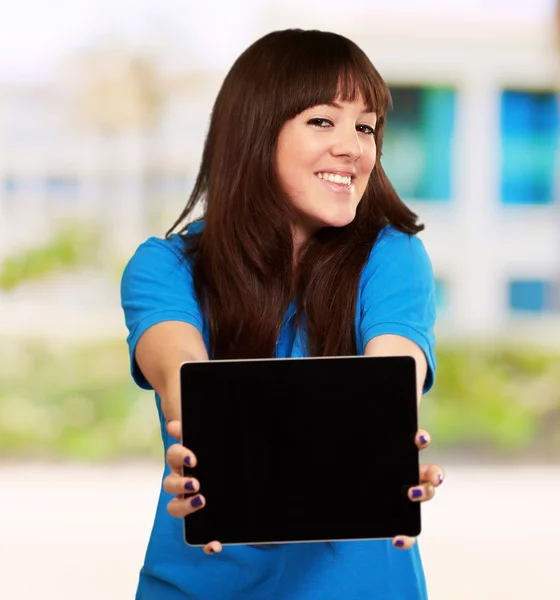 Mujer sosteniendo Ipad — Foto de Stock