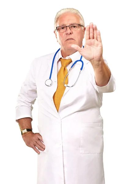 Retrato de um médico masculino mostrando sinal de alerta — Fotografia de Stock