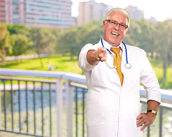 Retrato de un médico senior señalando —  Fotos de Stock