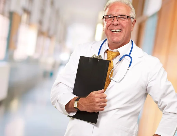 Ritratto di un medico anziano — Foto Stock