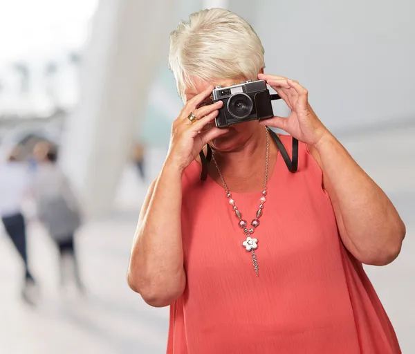 Seniorin klickt auf Foto — Stockfoto