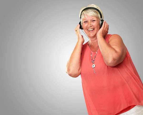 Retrato de uma mulher sênior com fone de ouvido — Fotografia de Stock