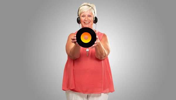 Porträt einer Seniorin mit Kopfhörer — Stockfoto