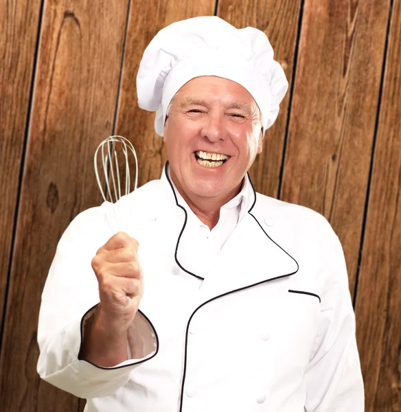 Porträt eines älteren männlichen Kochs mit Schläger — Stockfoto