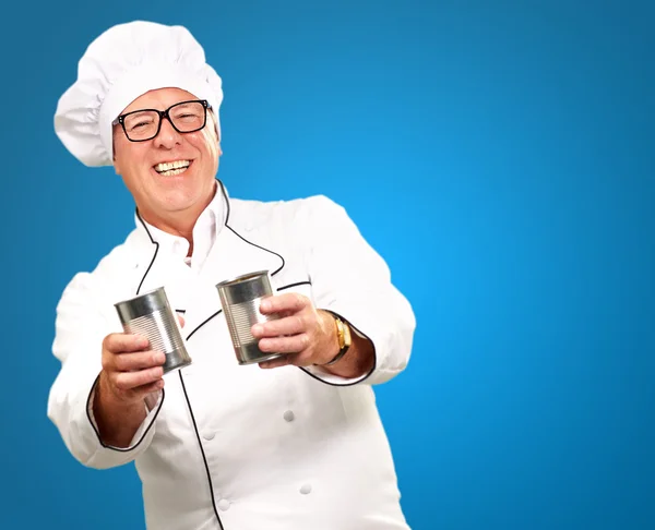 Retrato de um chef segurando latas de lata — Fotografia de Stock