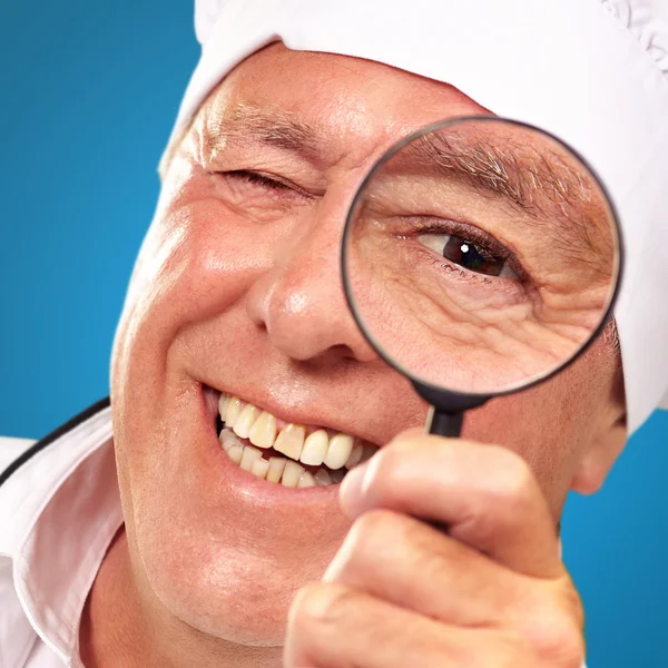 Portret van een chef-kok houden Vergrootglas — Stockfoto