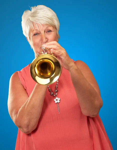 Reife Frau bläst in ihre Trompete — Stockfoto