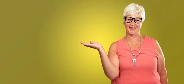 Portrait Of A Senior Woman Presenting — Stock Photo, Image