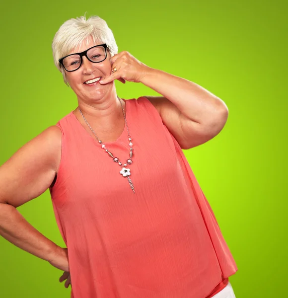 Retrato de uma mulher sênior Gesturing — Fotografia de Stock