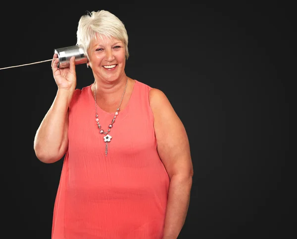Портрет женщины, слушающей Tin Can Phone — стоковое фото