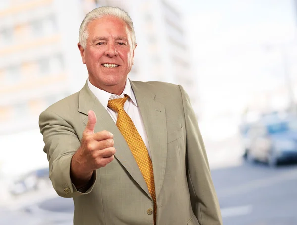 Homem idoso gesticulando — Fotografia de Stock