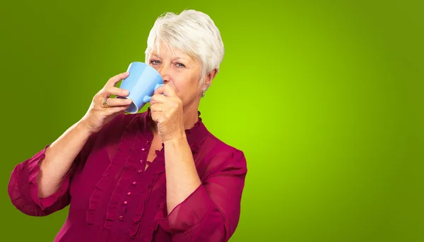 Seniorin trinkt aus Tasse — Stockfoto