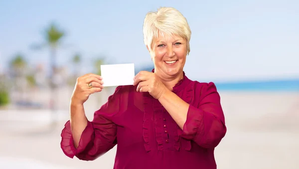 Vecchia donna che mostra carta — Foto Stock