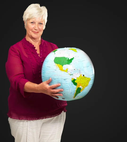 Seniorin hält Globus in der Hand — Stockfoto