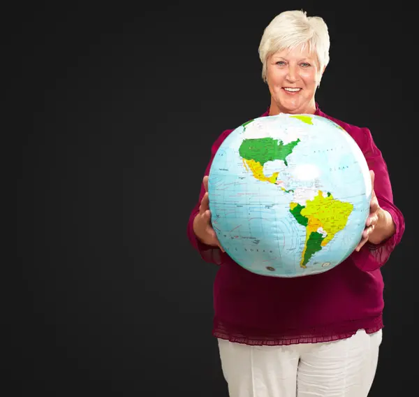 Senior vrouw met een globe — Stockfoto