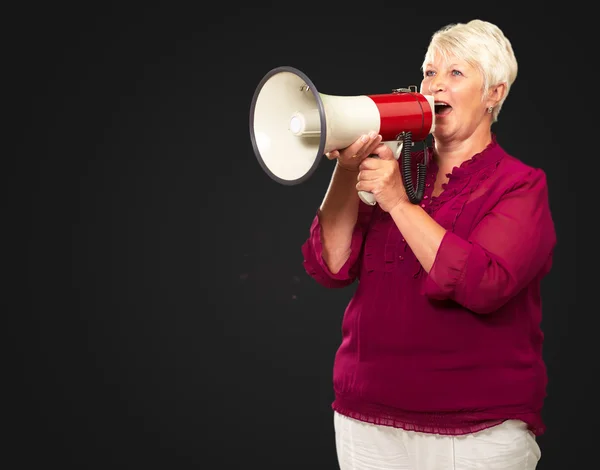 Porträtt av en äldre kvinna med MegaFon — Stockfoto