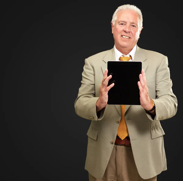 Senior man met een touchpad — Stockfoto