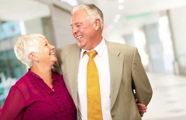 Retrato de una feliz pareja de ancianos —  Fotos de Stock