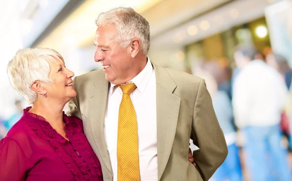 Retrato de una feliz pareja de ancianos —  Fotos de Stock