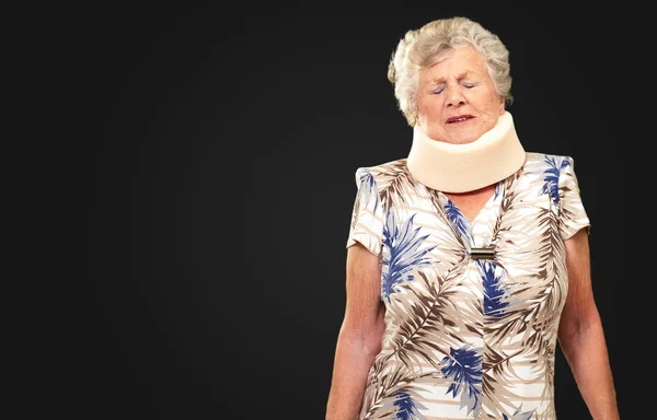 En äldre kvinna som bär en neckbrace — Stockfoto