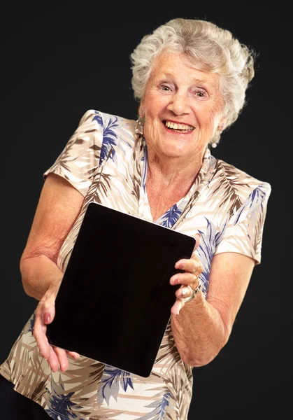 Retrato de una mujer mayor sosteniendo una tableta digital — Foto de Stock